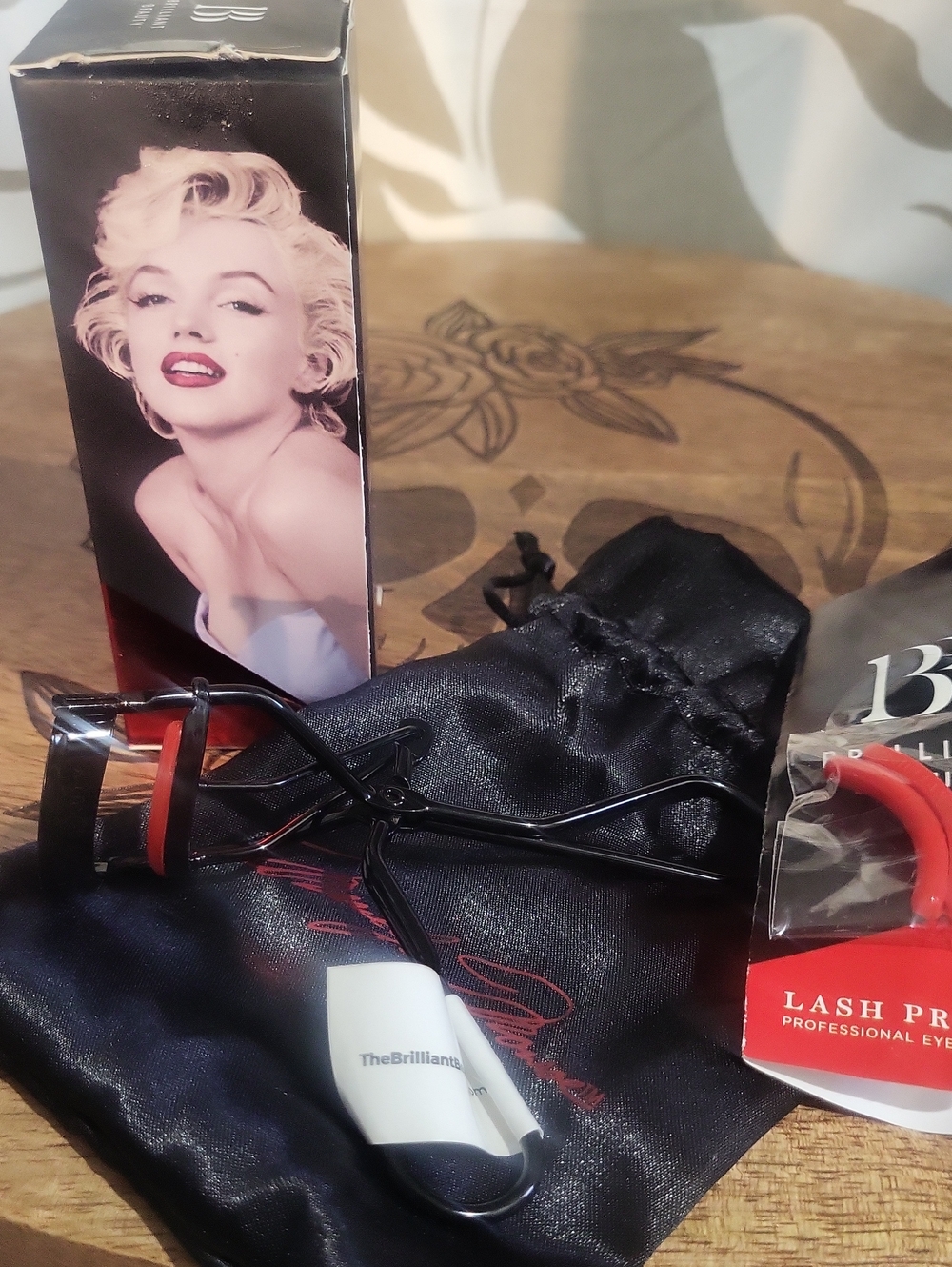 Black Eyelash Curler with 2 Silicone Pad Replacements.